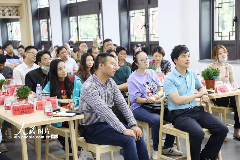 5月20日，来自镇江全市的52家农业企业负责人在人民图片镇江影像空间聆听直播带货相关业务知识的分享。