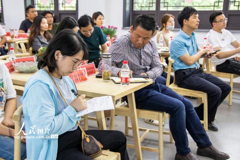 5月20日，来自镇江全市的52家农业企业负责人在人民图片镇江影像空间聆听直播带货相关业务知识的分享。